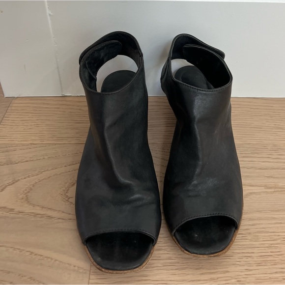 Mimosa Black Open-Toed Leather Sandals - Picture 2 of 5